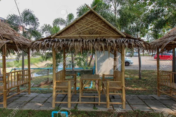 Gazebo bambu dengan atap jerami untuk bersantai